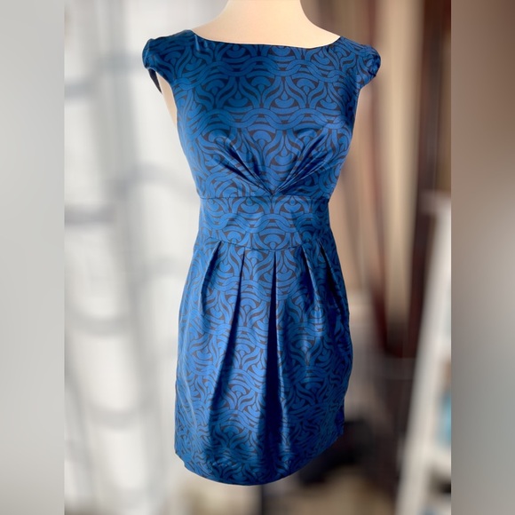 BANANA REPUBLIC ~Beautiful Black & Blue Silk Print Dress  ~Box Pleat Detail~Sz 0 - Picture 1 of 5